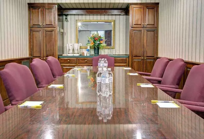 Hotelli Days Inn & Suites By Wyndham Hickory