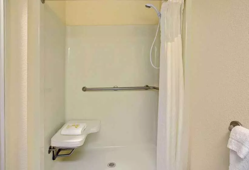 Hotelli Days Inn & Suites By Wyndham Hickory