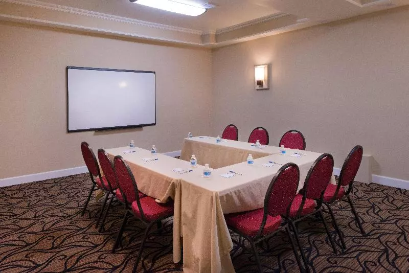 هتل Holiday Inn Express & Suites Pasadena Los Angeles, An Ihg