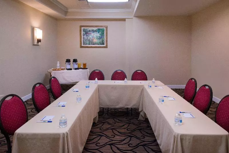 هتل Holiday Inn Express & Suites Pasadena Los Angeles, An Ihg