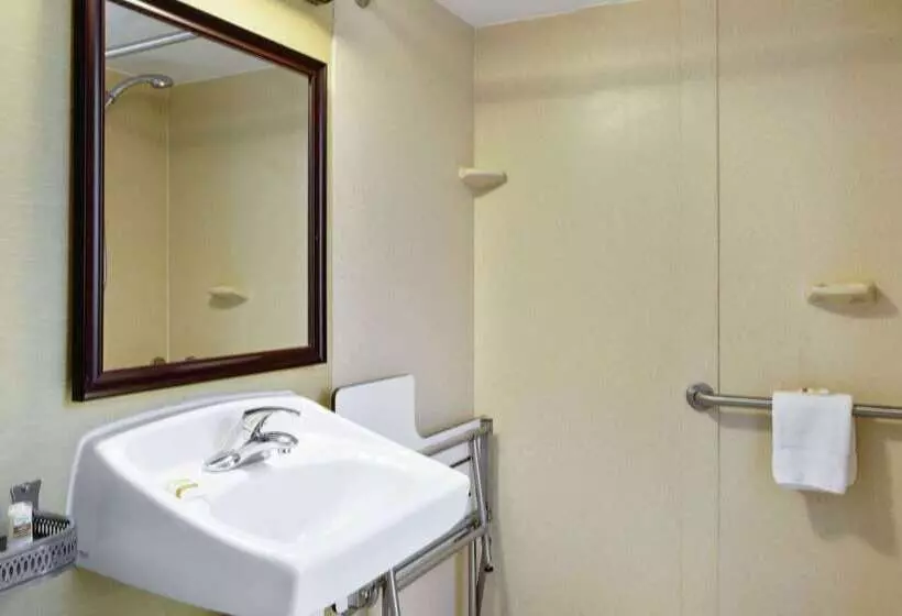 هتل Hampton Inn Manchester Downtown