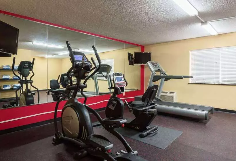 هتل Ramada By Wyndham Bowling Green