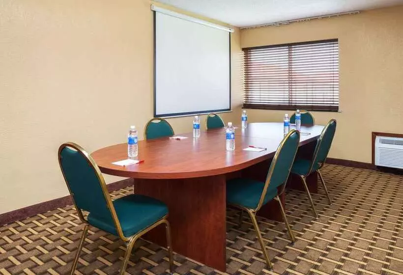 هتل Ramada By Wyndham Bowling Green