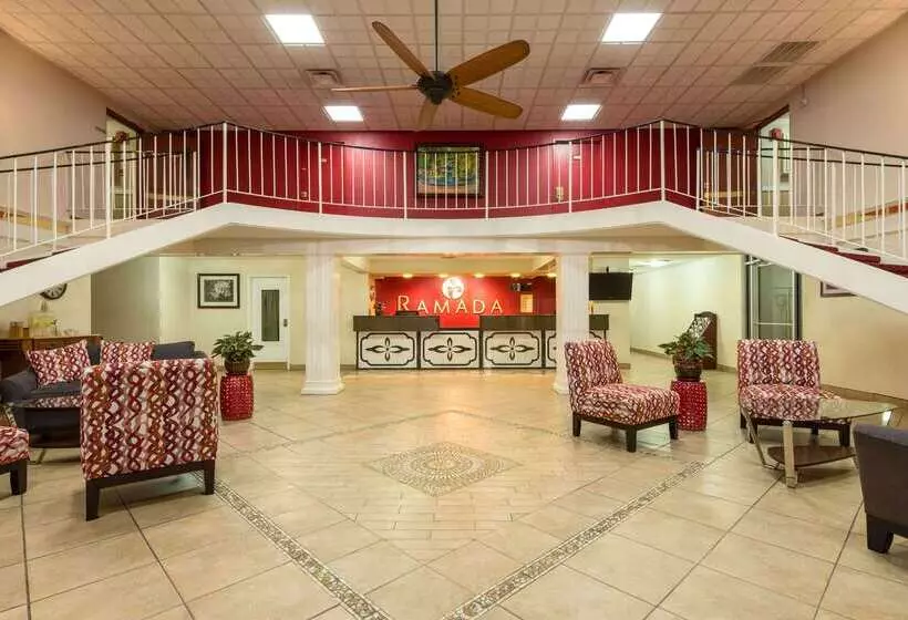 هتل Ramada By Wyndham Bowling Green