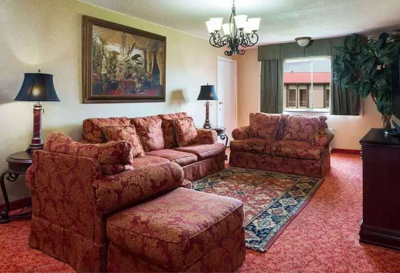 هتل Ramada By Wyndham Bowling Green