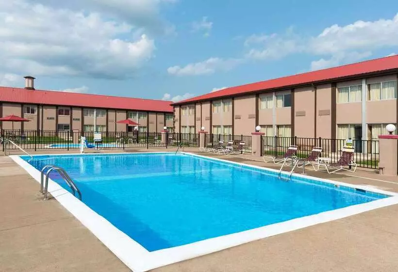 هتل Ramada By Wyndham Bowling Green