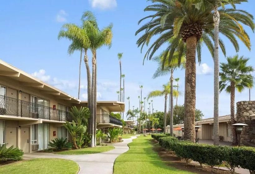 Отель Ramada By Wyndham San Diego North  & Conference Center