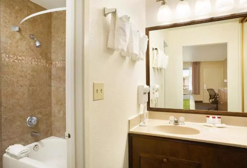 Отель Ramada By Wyndham San Diego North  & Conference Center