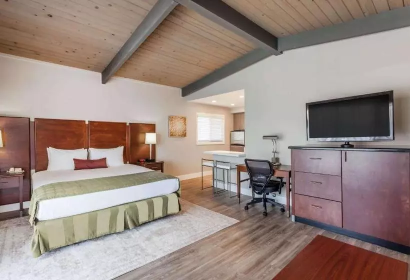 Отель Ramada By Wyndham San Diego North  & Conference Center