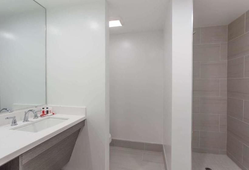 هتل Ramada By Wyndham San Diego North & Conference Center