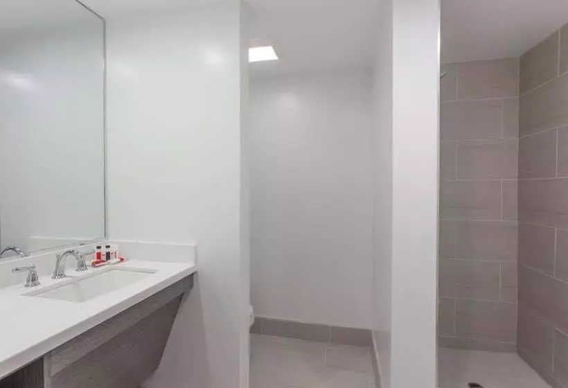 Отель Ramada By Wyndham San Diego North  & Conference Center