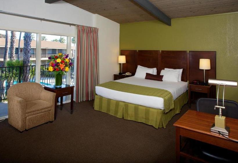 هتل Ramada By Wyndham San Diego North & Conference Center