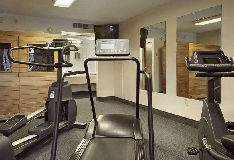 هتل Greenwood Inn Sterling