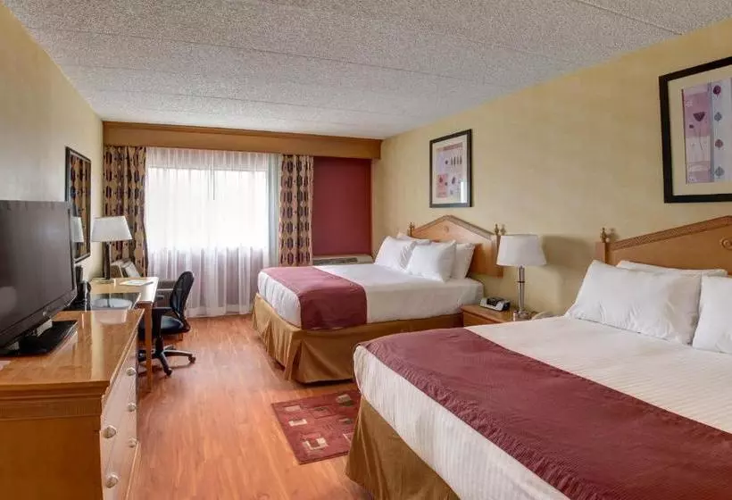 فندق Ramada By Wyndham Toms River