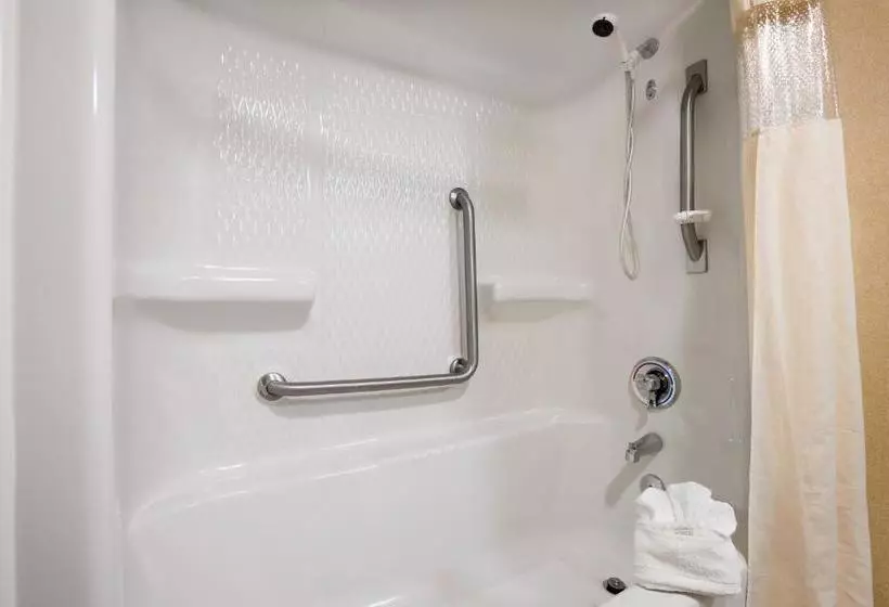 فندق Ramada By Wyndham Toms River