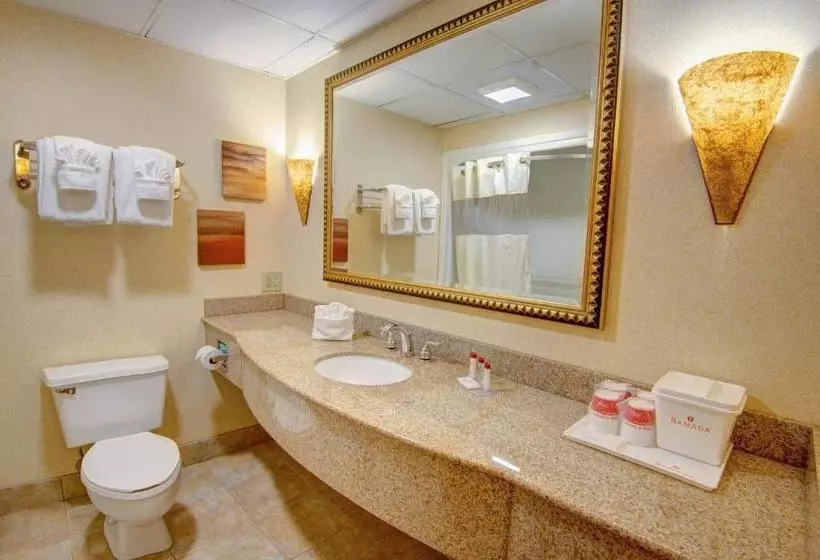 فندق Ramada By Wyndham Toms River