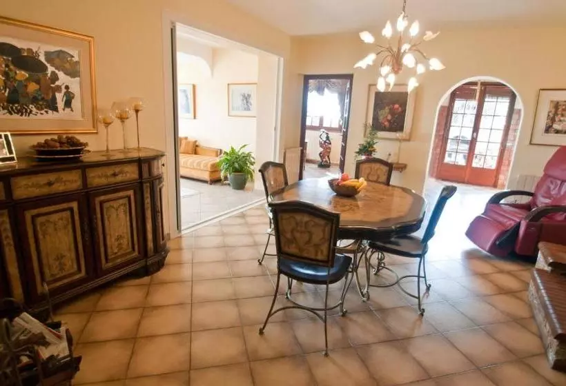 تختخواب و صبحانه Corsica Fiurita