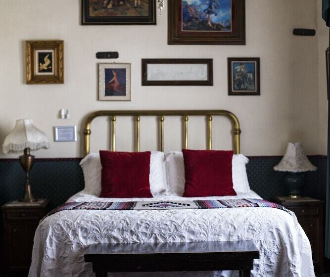 민박 Red Garter Inn