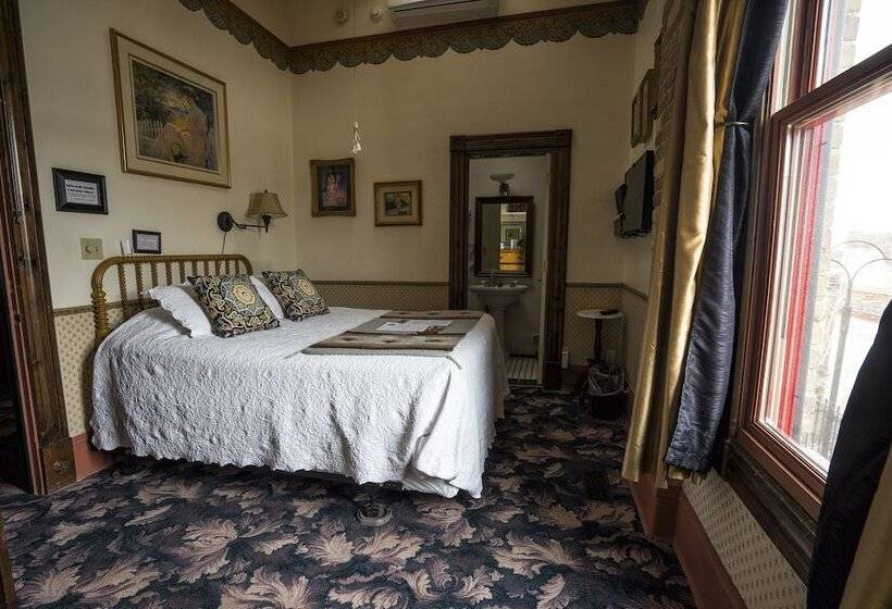 민박 Red Garter Inn