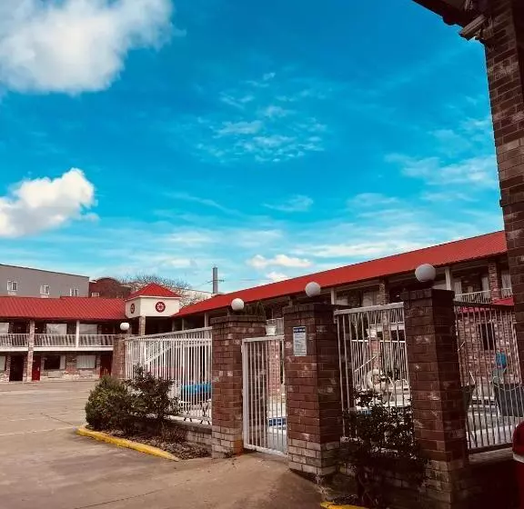 Отель Econo Lodge Inn & Suites Downtown San Antonio Riverwalk Area