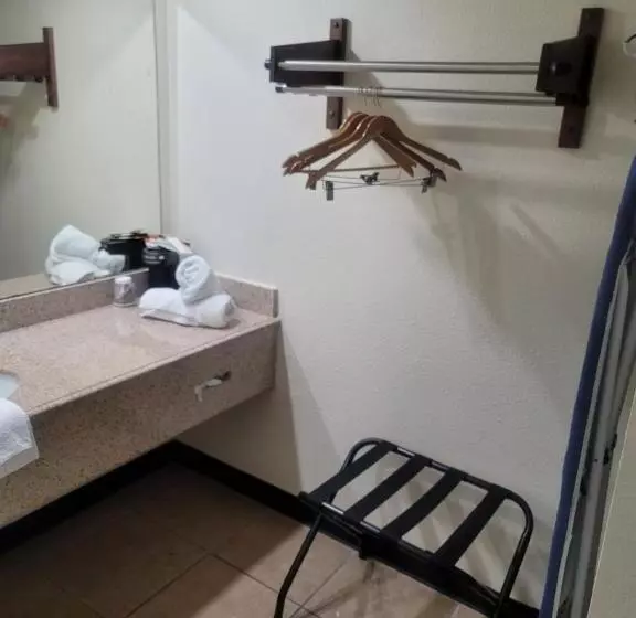 Отель Econo Lodge Inn & Suites Downtown San Antonio Riverwalk Area