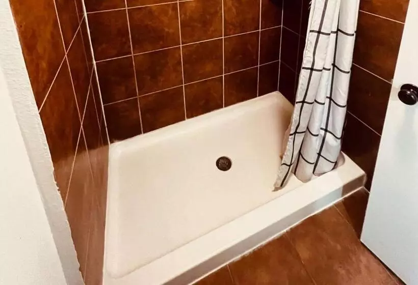 Отель Econo Lodge Inn & Suites Downtown San Antonio Riverwalk Area