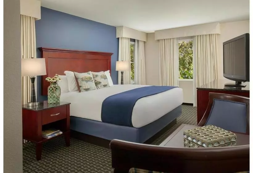 هتل Inn On The Square