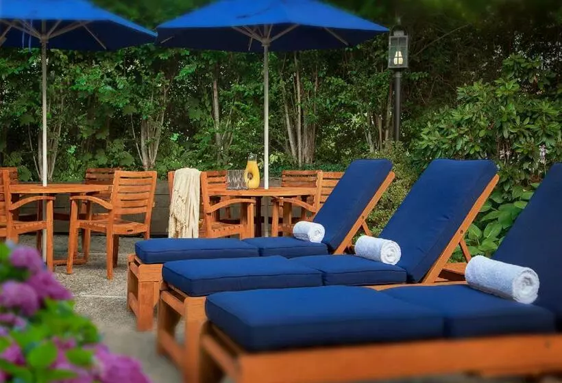 هتل Inn On The Square