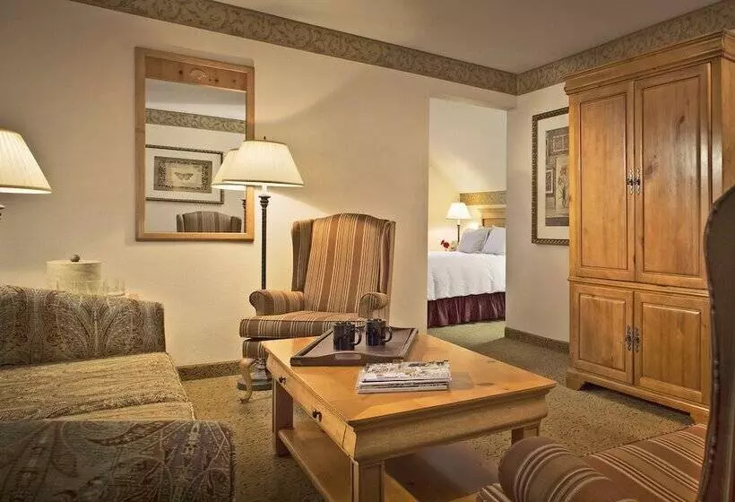 هتل Inn On The Square