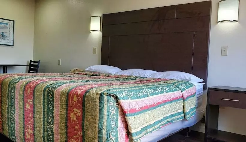 בית מלון כפרי Plano Inn & Suites