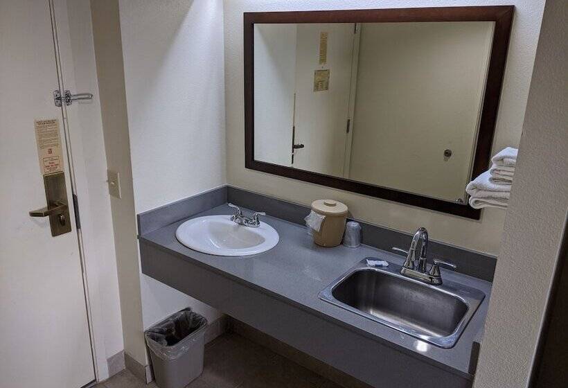 فندق Plano Inn & Suites