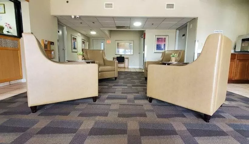 בית מלון כפרי Plano Inn & Suites