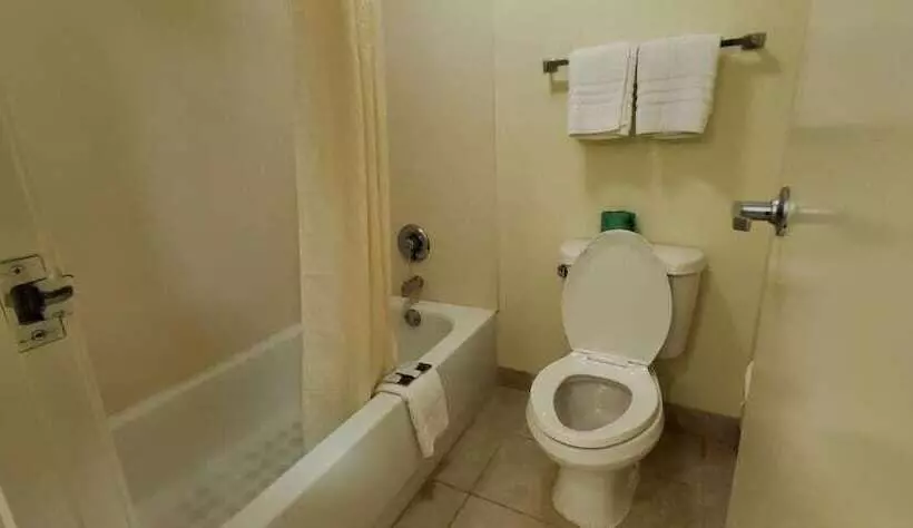 בית מלון כפרי Plano Inn & Suites