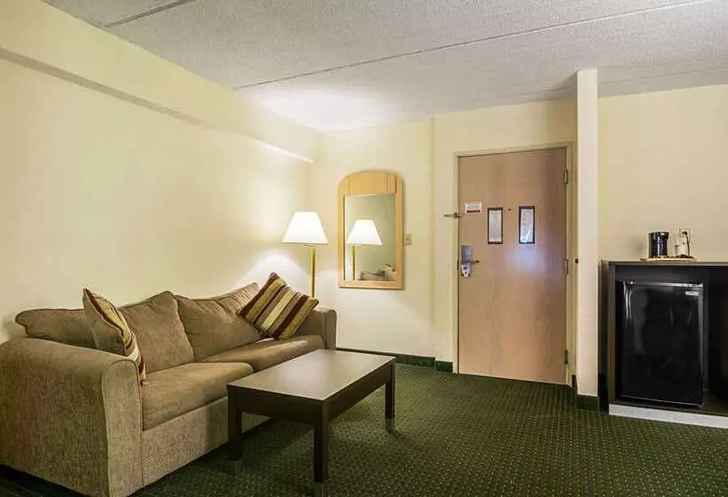 Отель Quality Suites Atlanta Airport East