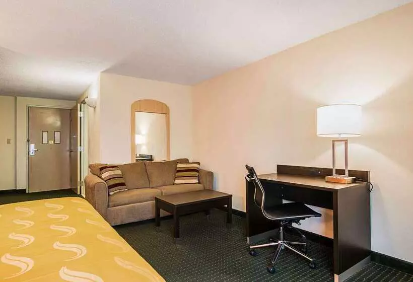 Отель Quality Suites Atlanta Airport East