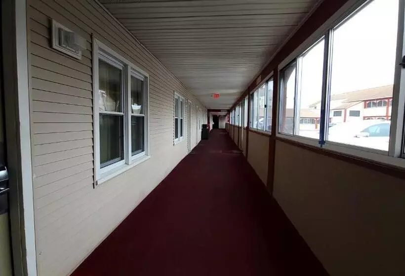 هتل Red Carpet Inn West Springfield