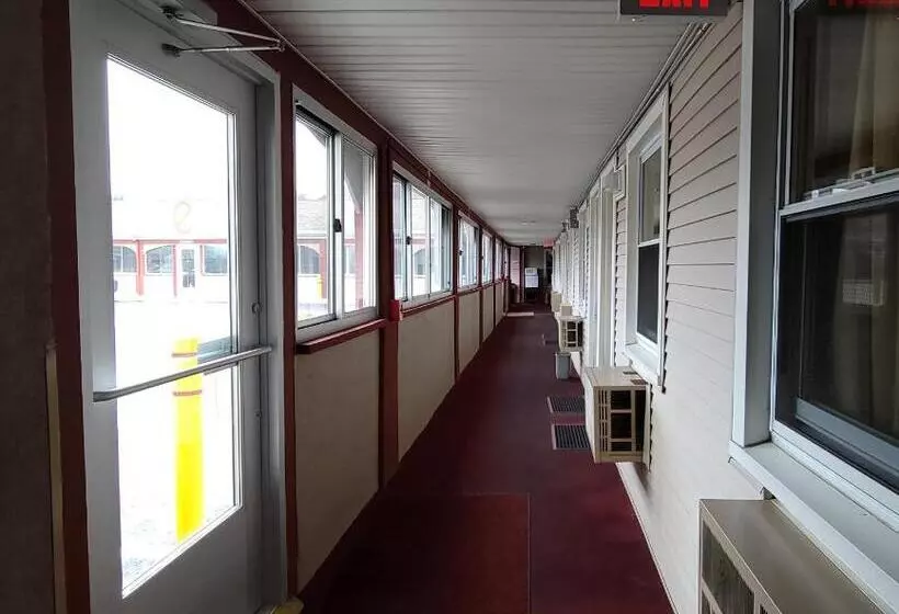 هتل Red Carpet Inn West Springfield