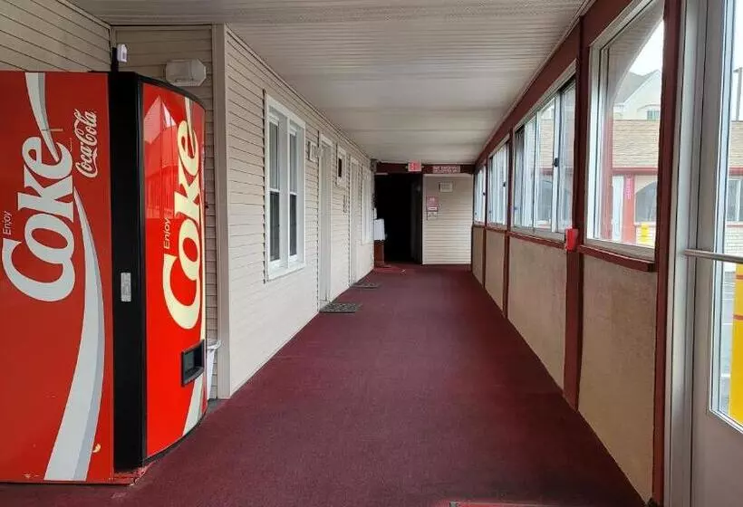 هتل Red Carpet Inn West Springfield