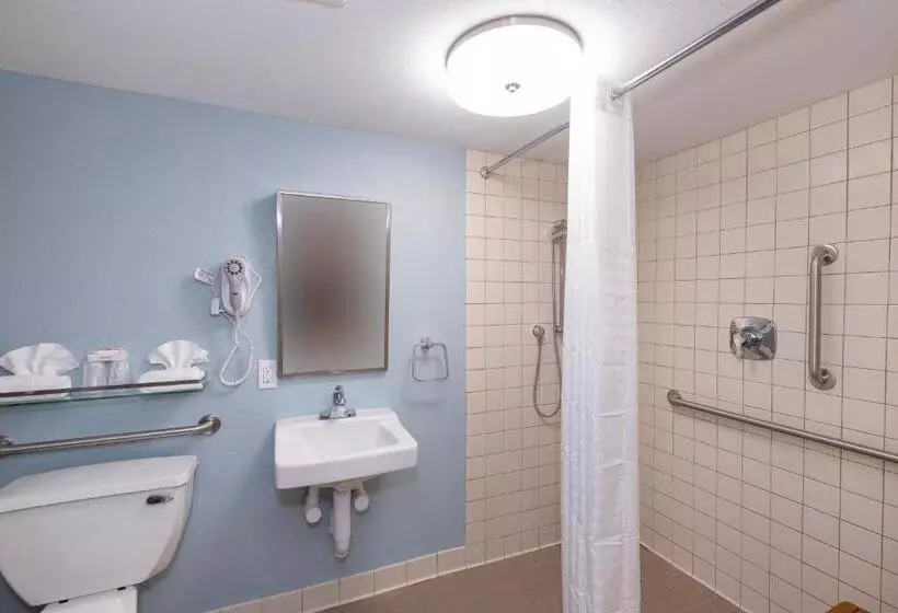 Отель Red Roof Inn Plus+ & Suites Naples Downtown 5th Ave S