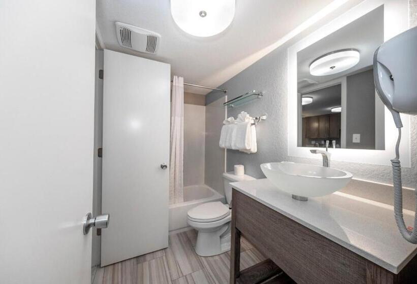 Otel Red Roof Inn Plus+ & Suites Naples Downtown 5th Ave S