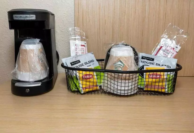 Отель Red Roof Inn Plus+ & Suites Naples Downtown 5th Ave S