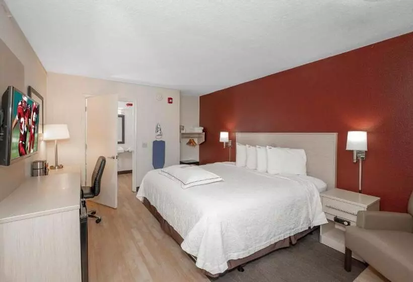 Отель Red Roof Inn Plus+ & Suites Naples Downtown 5th Ave S