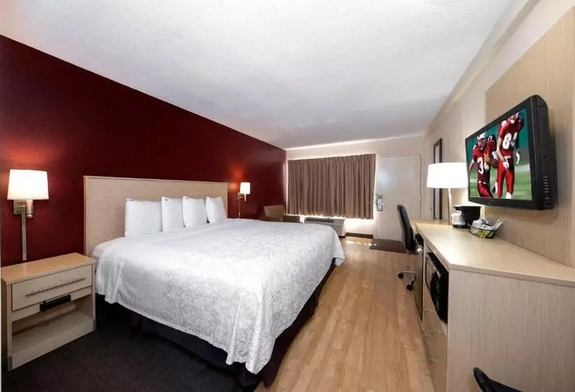 Отель Red Roof Inn Plus+ & Suites Naples Downtown 5th Ave S