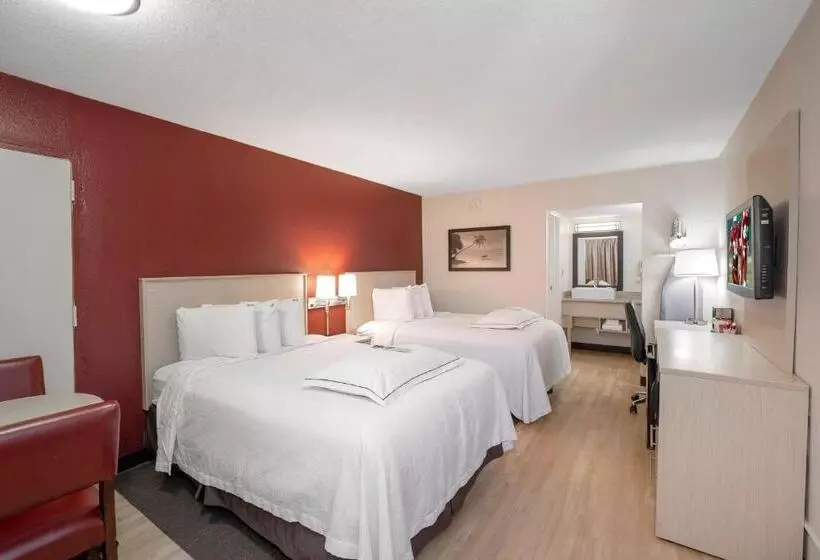 Отель Red Roof Inn Plus+ & Suites Naples Downtown 5th Ave S