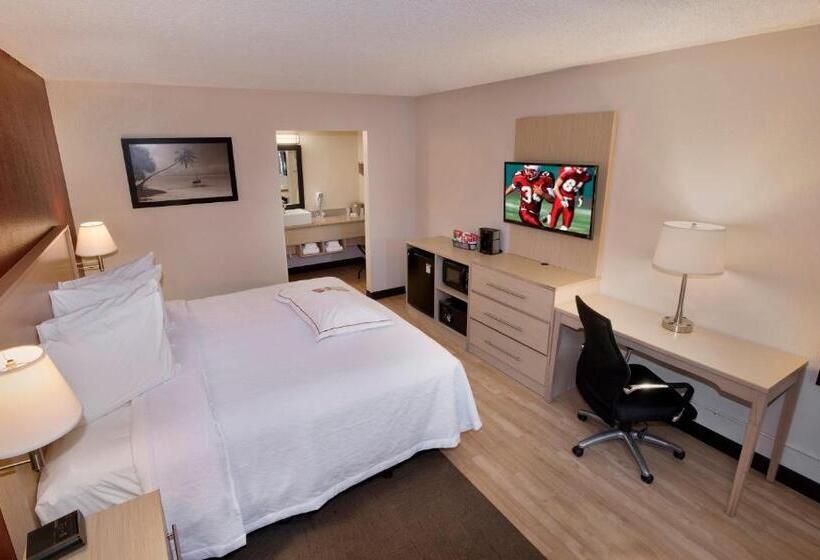 Otel Red Roof Inn Plus+ & Suites Naples Downtown 5th Ave S