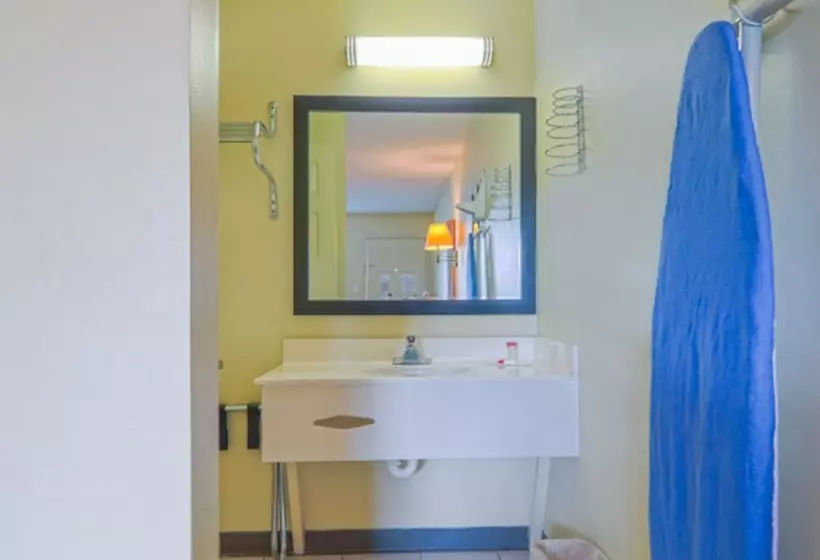 בית מלון כפרי Rodeway Inn