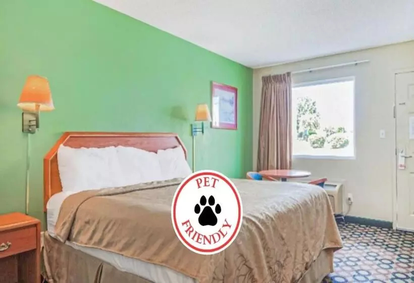 בית מלון כפרי Rodeway Inn