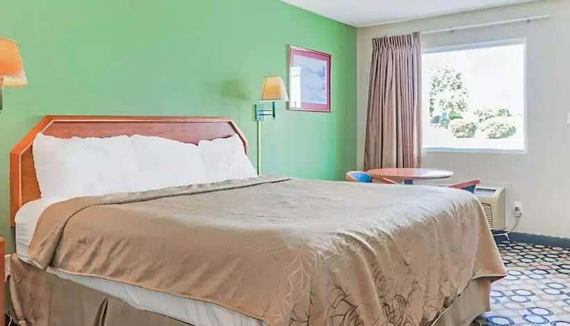 בית מלון כפרי Rodeway Inn