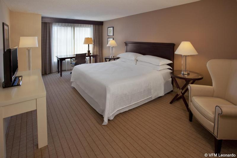 Отель Sheraton Louisville Riverside