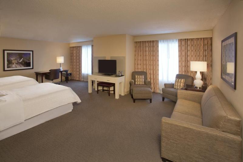 Отель Sheraton Louisville Riverside